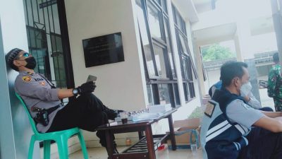 Jauh Dari Keluarga, Ini Cerita Petugas Chek Point Penyekatan