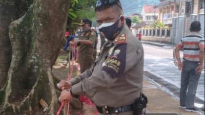 Plt. Kasi Tibumtranmas Satpol PP Sumedang Dodi Suryadi, S.Ip memasang tali pembatas di Alun-alun Sumedang, Jumat.