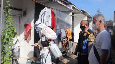 Cegah Penyebaran Covid-19, Kelurahan Talun Lakukan Penyemprotan Disinfektan