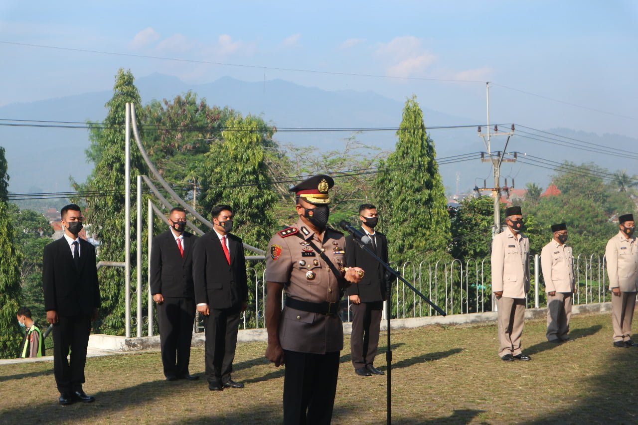 Upacara ziarah dan tabur bunga