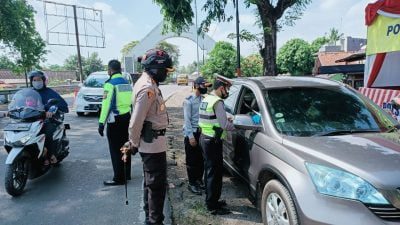 PPKM Darurat Hari Kedua, Kapolres Tinjau Pos Penyekatan Tomo dan Jatigede