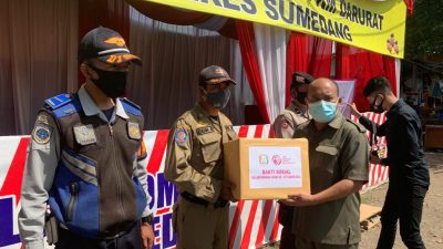 KETUA DPRD Sumedang Irwansyah menyalurkan bantuan ke petugas saat Monitoring PPKM Darurat, Kamis.