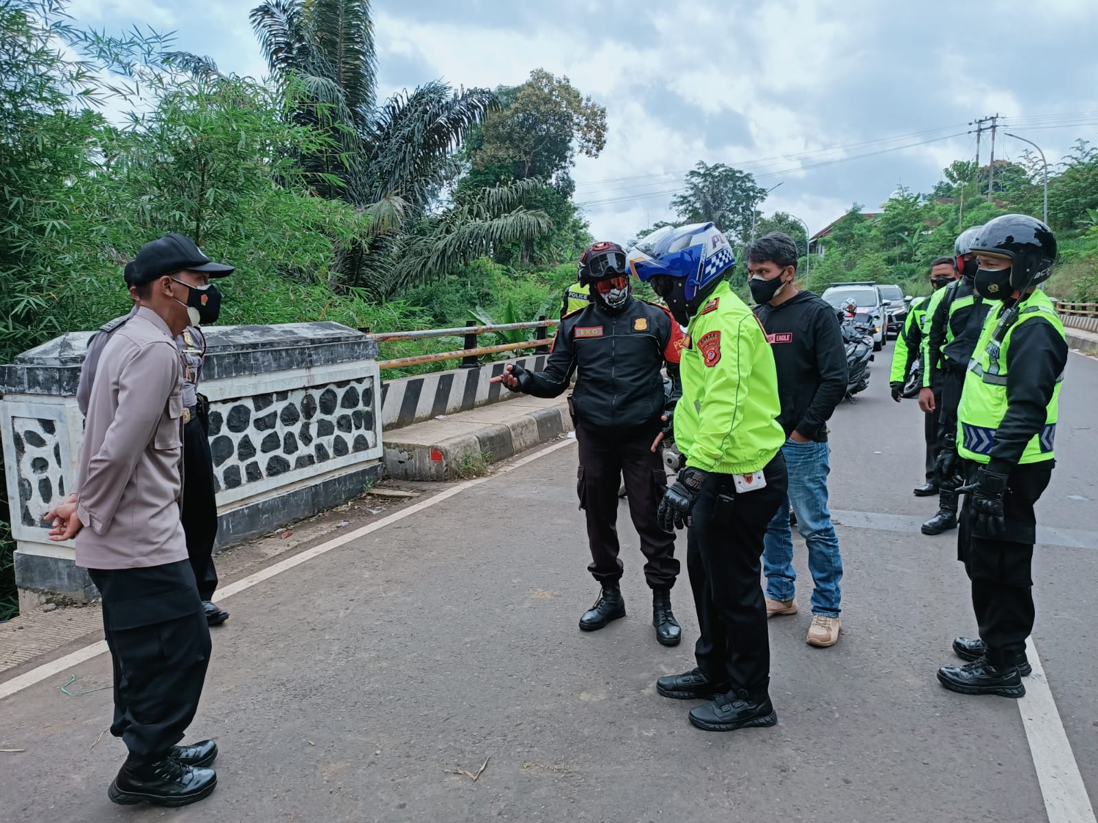 kapolres-sumedang-tinjau-pos-ppkm-darurat-di-tiga-lokasi