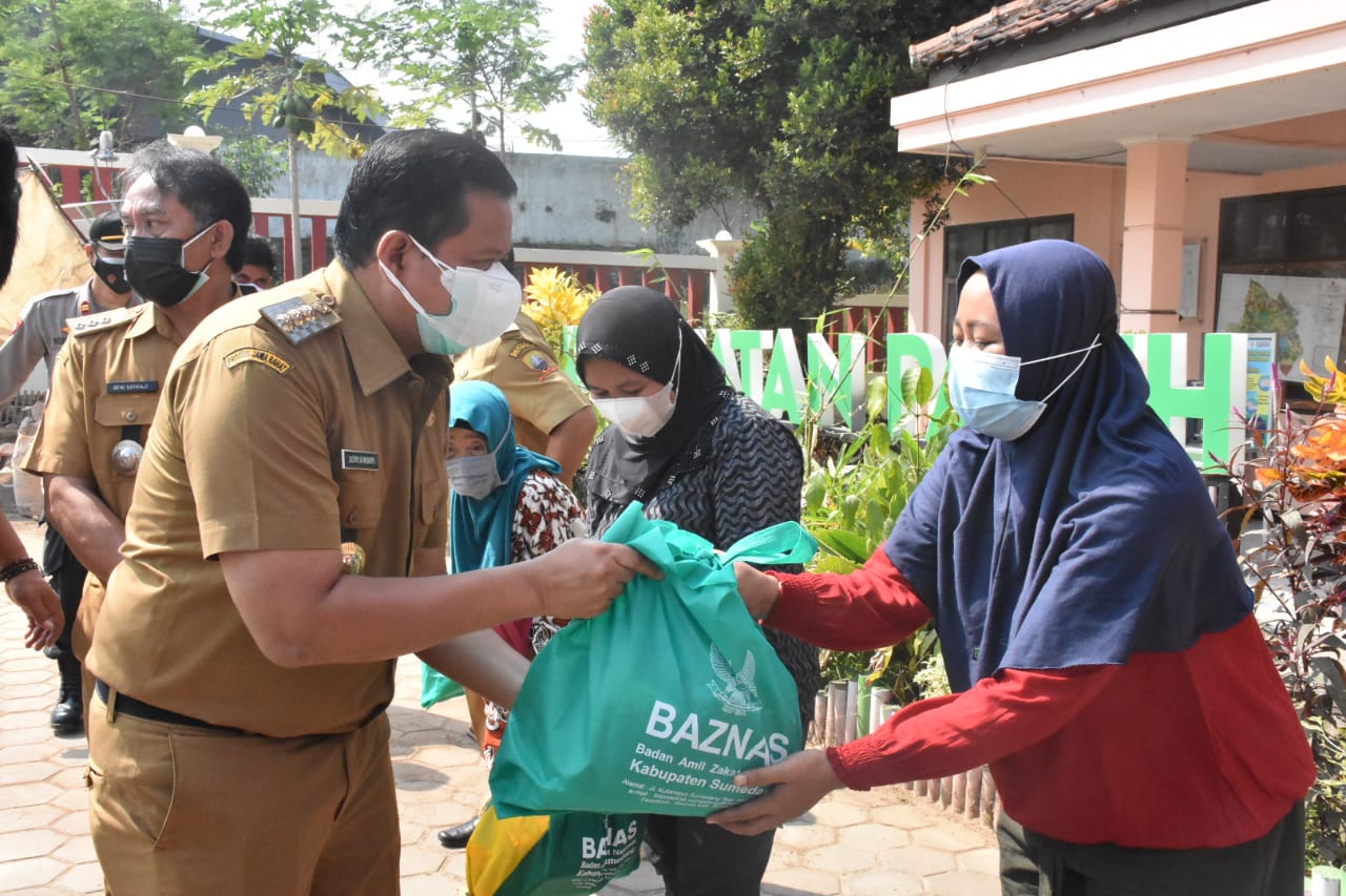 Pembagian paket sembako