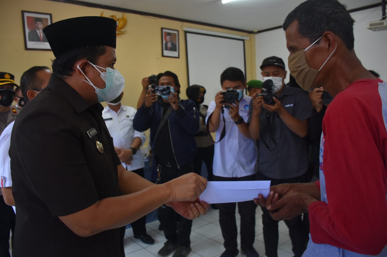 Bupati Simbolis menyerahkan BST APBD