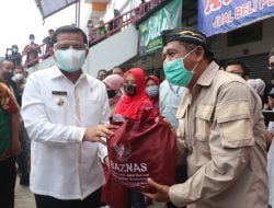 600 Paket Sembako Diberikan Bupati Kepada Warga Pasar
