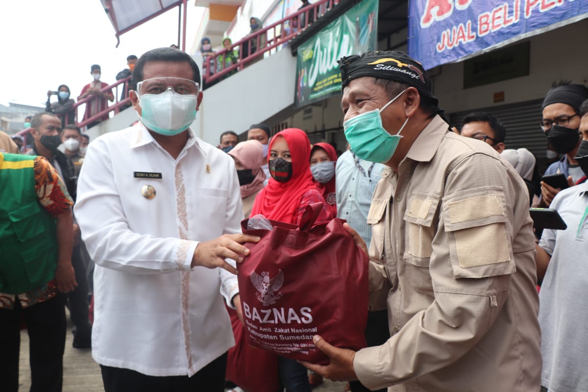 Bupati bagikan paket sembako di Pasar
