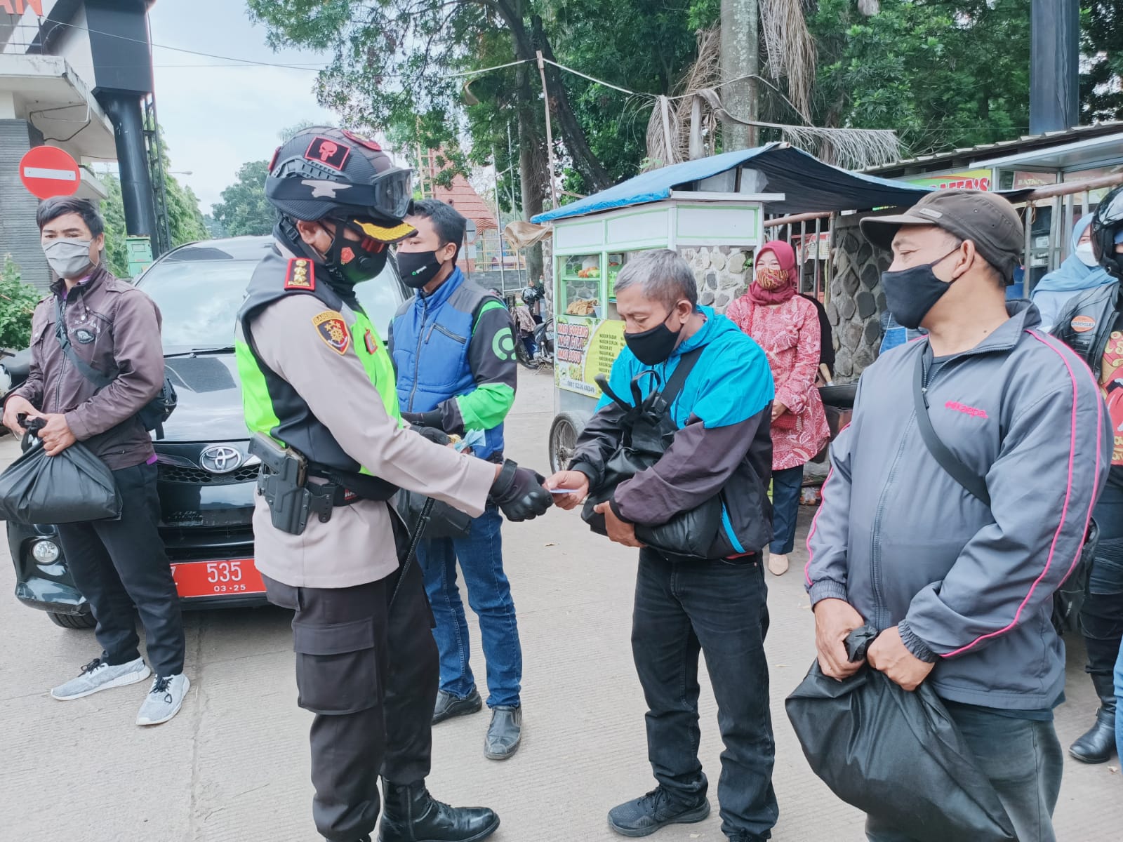 Kapolres berikan sembako