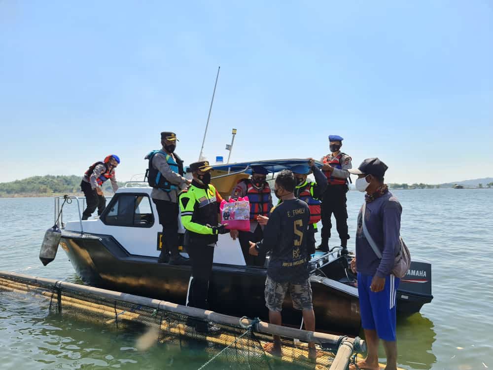 Polres bagi sembako