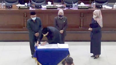 PIMPINAN DPRD Sumedang menandatangani pengesahan empat buah Raperda, Rabu.