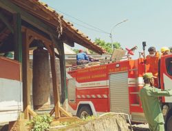 Karang Taruna di Karangheuleut Inisiatif Semprot Disinfektan ke Rumah-rumah
