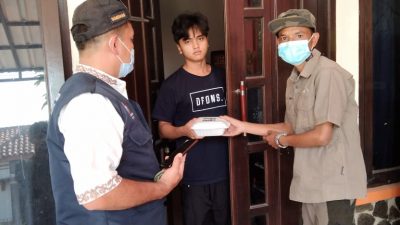 Tak Boleh Ada Warga Isoman Yang Telantar, Relawan Peduli Jatinangor Bagikan Lunch Box