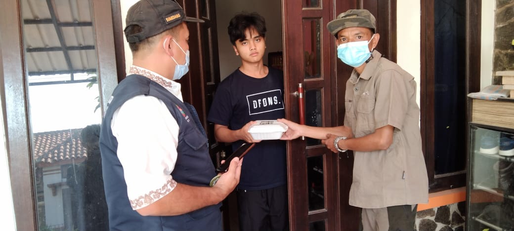 Relawan Peduli Jatinangor Bagikan Lunch Box