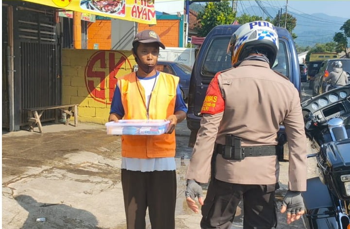 Kapolres berikan paket sembako