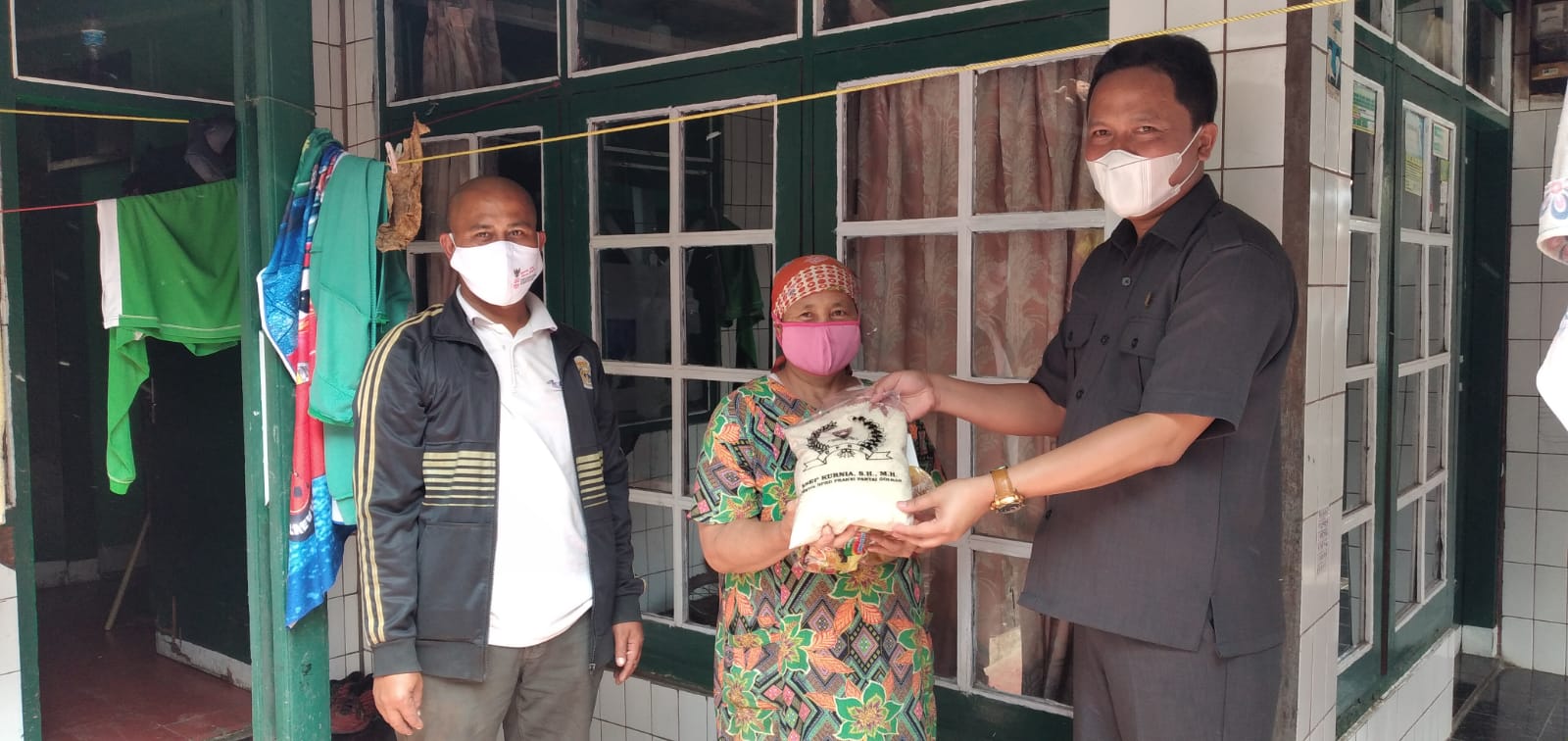 Askur memberikan bantuan