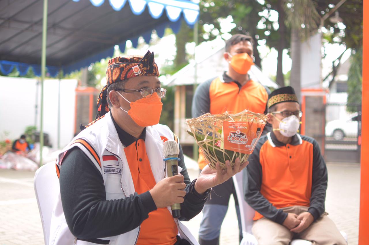 PKS Jabar Bagikan Paket Qurban