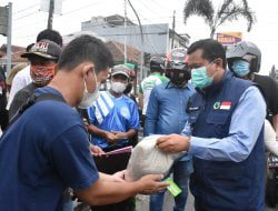 Bupati Turun Kejalan Bagi-Bagi Sembako
