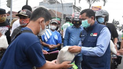 Bupati bagikan sembako