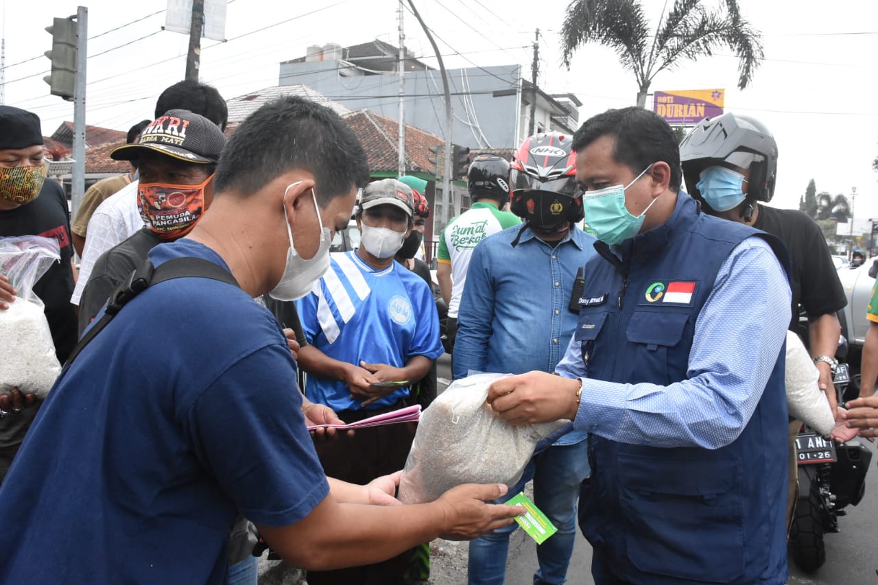 Bupati bagikan sembako