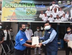 PPKM Level 4, Bupati Bagikan Sembako Kepada Awak Angkutan Umum