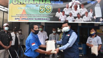 Bupati memberi sembako kepada awak angkutan umum