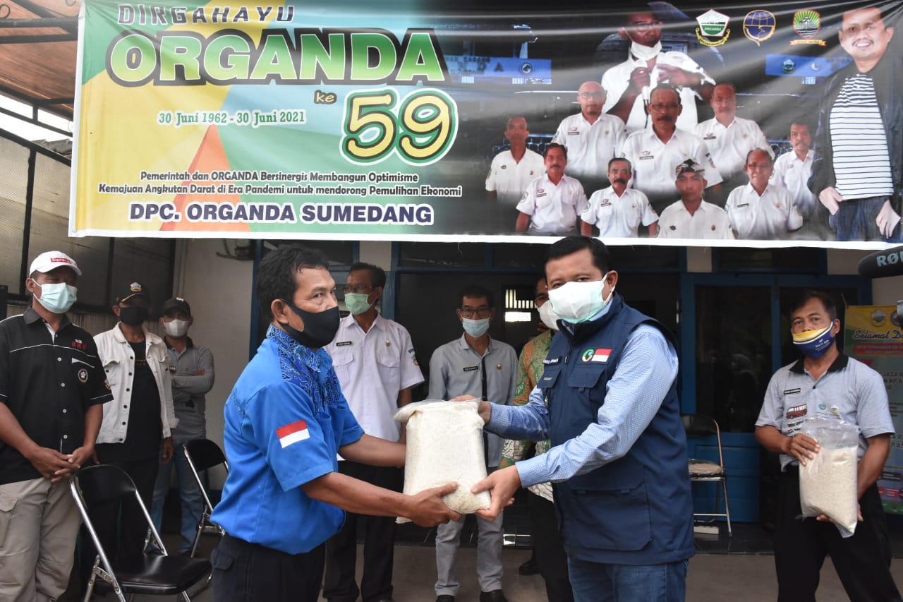 Bupati memberi sembako kepada awak angkutan umum