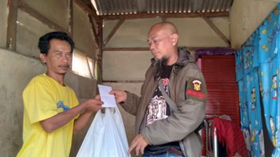 Jurnalis memberikan bantuan korban longsor
