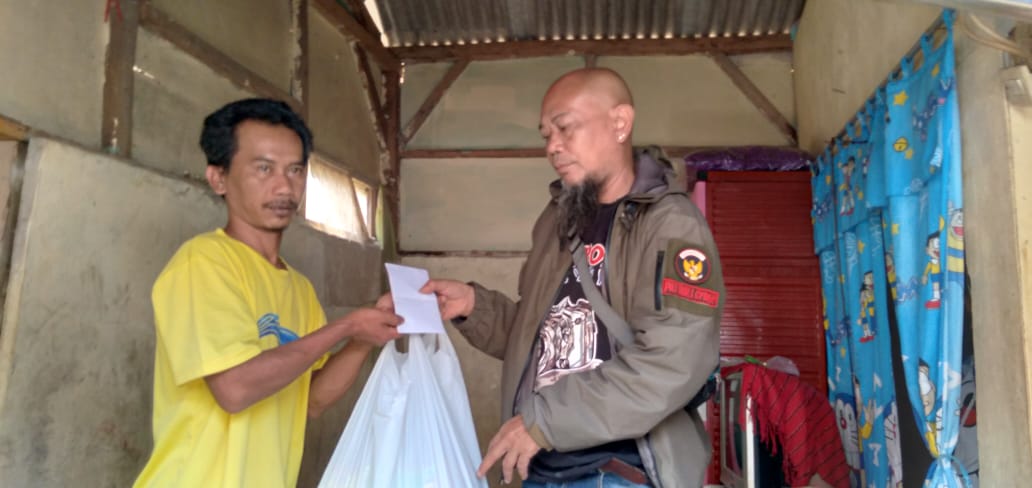 Jurnalis memberikan bantuan korban longsor