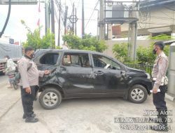 Diparkir di Bahu Jalan, Nissan Terano Dihantam Avanza Hingga Terbalik