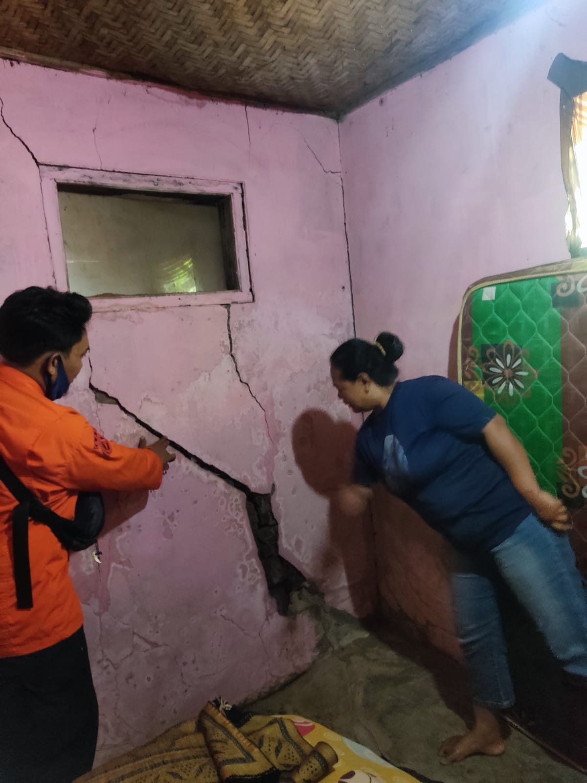 retakan akibat pergerakan tanah