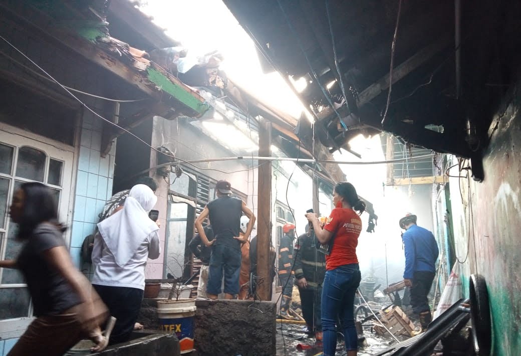 rumah dan kontrakan ludes di lalap si jago merah