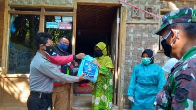 Pemdes Sukajadi Berikan Bantuan Sembako Untuk Warga Isoman