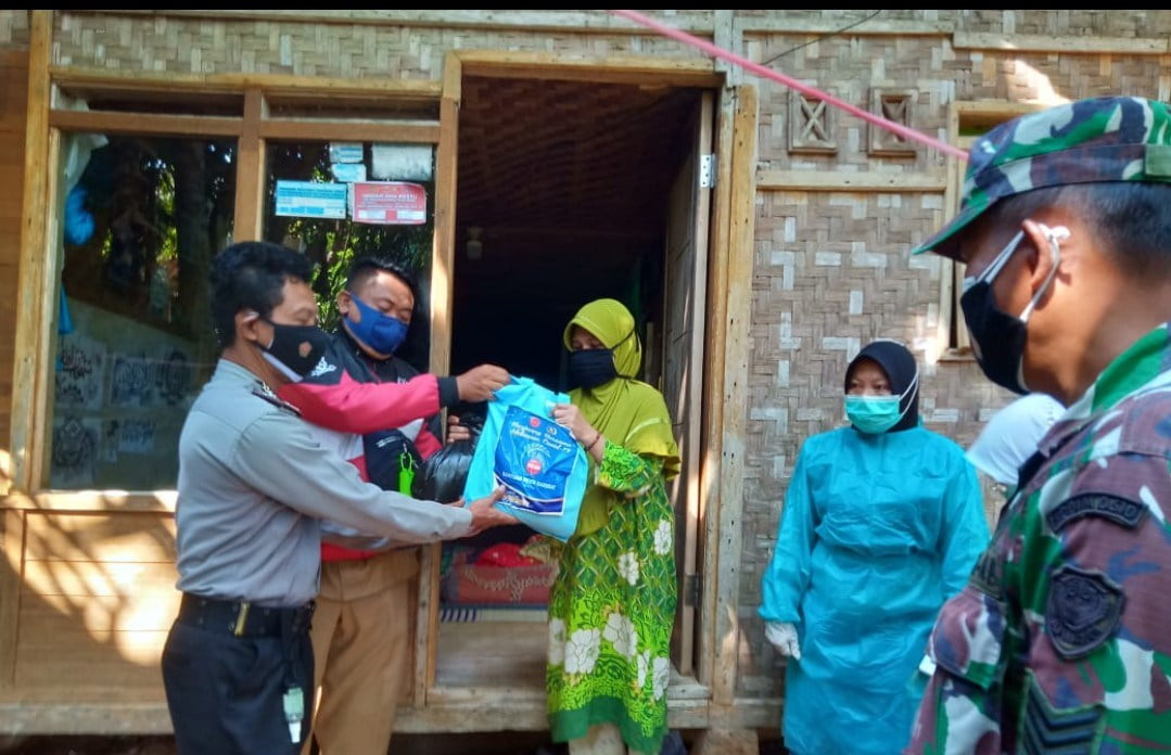 Pemberian Bansos untuk warga Isoman