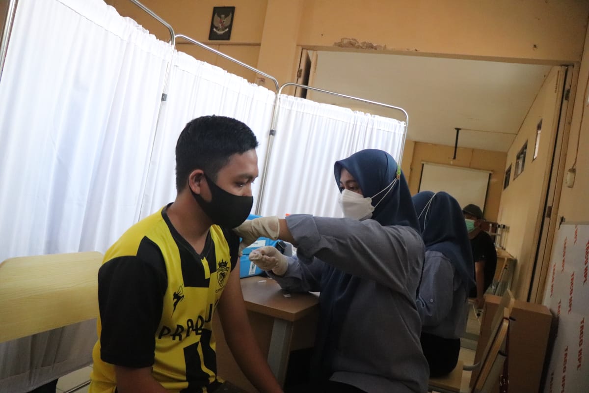 Seorang remaja di vaksin