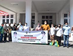 Bupati Bagikan Bansos Ke Pelaku Pariwisata di Sumedang