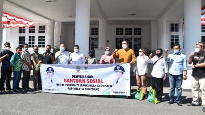 Bupati Bagikan Bansos Ke Pelaku Pariwisata di Sumedang