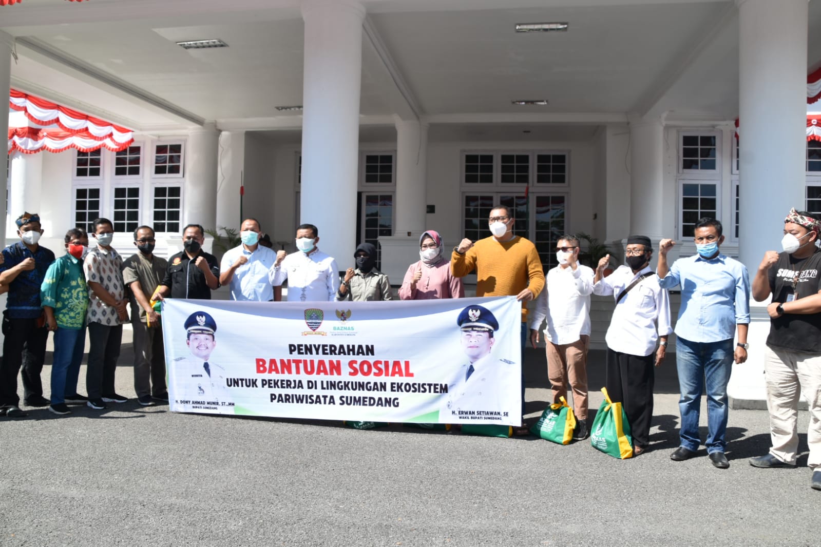 Bupati memberikan bansos ke pelaku pariwisata