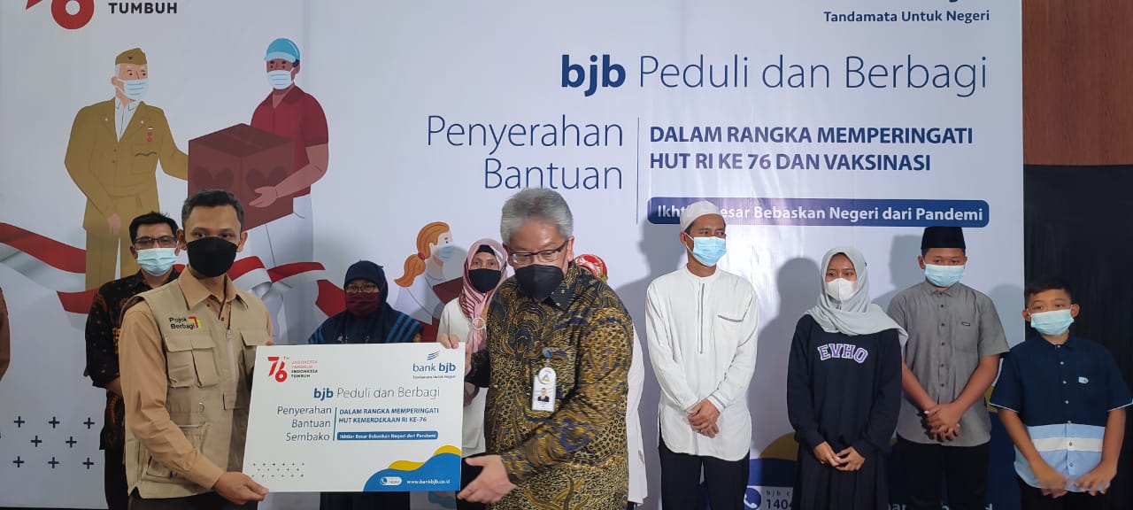 pemberian hadiah di program bjb meriah