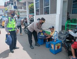 100 paket Sembako Dibagikan Polres Sumedang Kepada Warga Kurang mampu