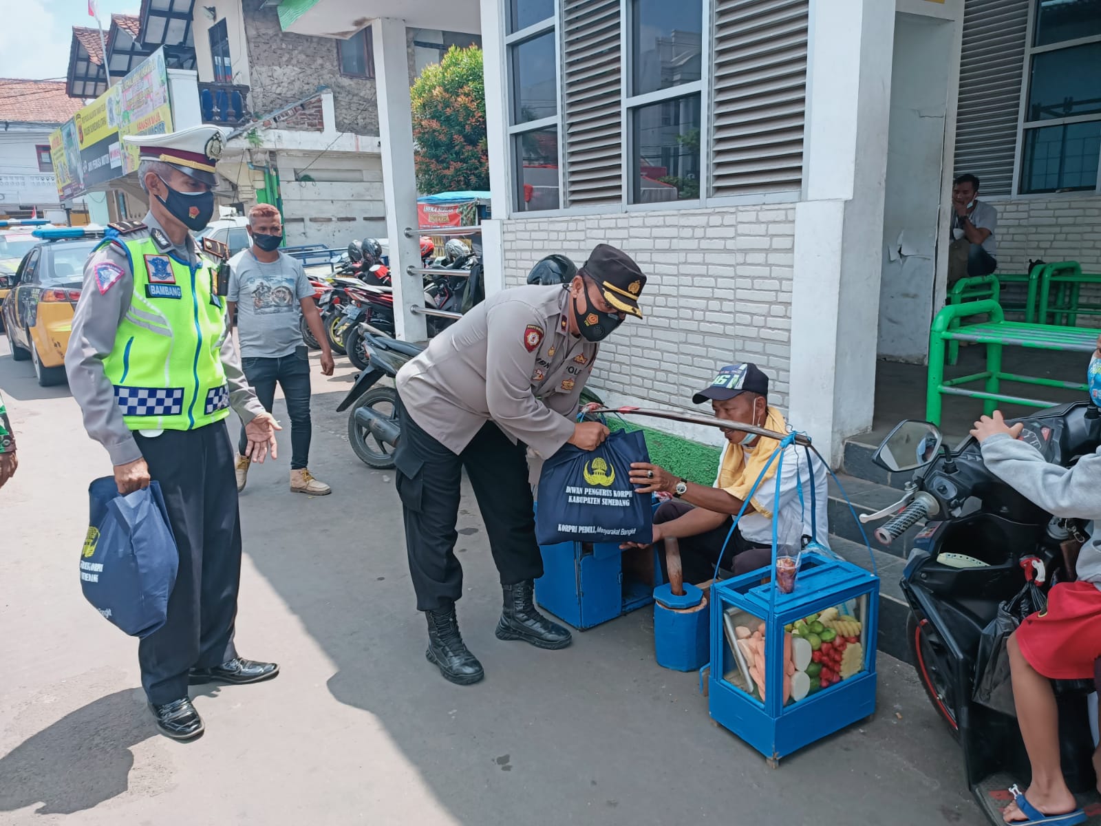 Polres bagikan sembako