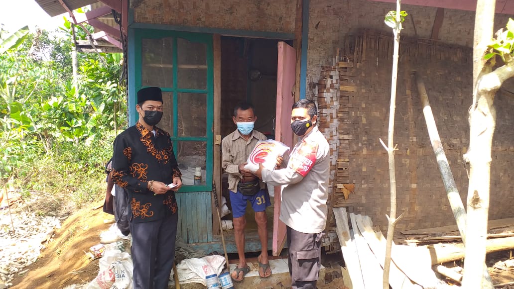 Polsek Cibugel Bantu Warga Terdampak Covid-19