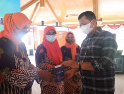 Bupati Berikan Bantuan 1.700 Smartphone Bagi Operator e-SIMPATI