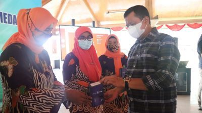 Bupati Berikan Bantuan 1.700 Smartphone Bagi Operator e-SIMPATI
