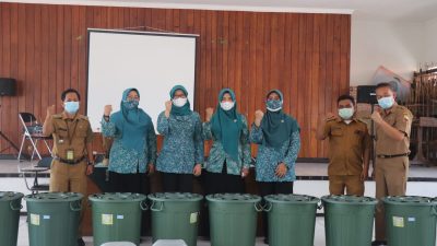 abang Dinas Kelautan Dan Perikanan Wilayah Selatan Provinsi Jawa Barat menyerahkan bantuan benih ikan lele sebanyak 500 ekor lele dan 10 buah ember yang didalamnya 1 buah ember berisi 50 ekor lele dan bantuan tersebut akan dijadikan sarana praktekPelatihan BUDIKDAMBER