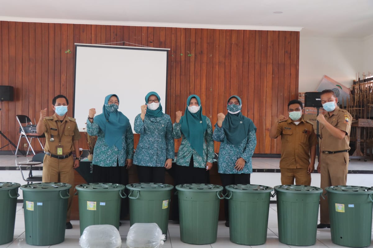abang Dinas Kelautan Dan Perikanan Wilayah Selatan Provinsi Jawa Barat menyerahkan bantuan benih ikan lele sebanyak 500 ekor lele dan 10 buah ember yang didalamnya 1 buah ember berisi 50 ekor lele dan bantuan tersebut akan dijadikan sarana praktekPelatihan BUDIKDAMBER