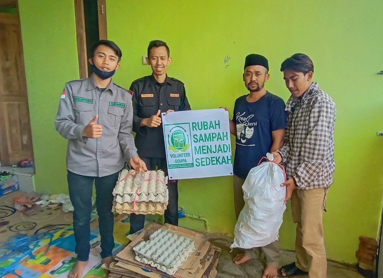 Gempa buka donasi sampah