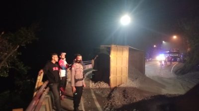 Sebuah dum truk tronton terbalik di Jalan Raya Cadaspangeran