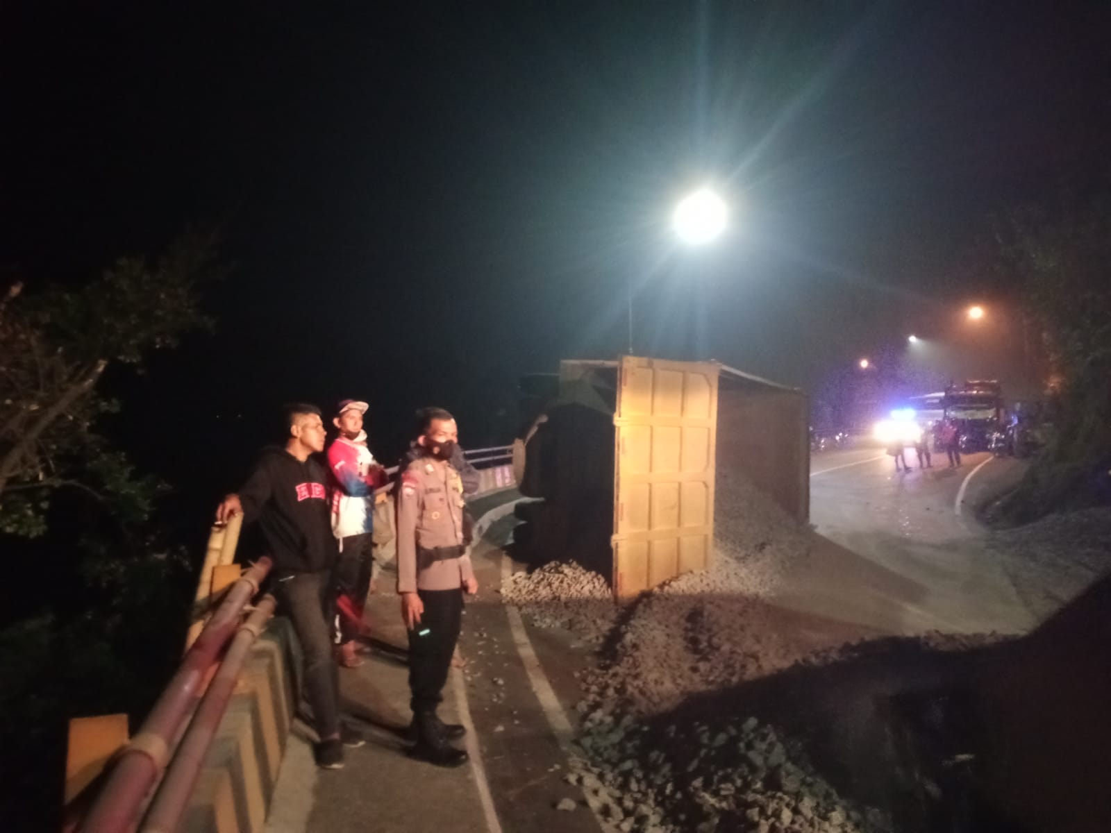 Sebuah dum truk tronton terbalik di Jalan Raya Cadaspangeran