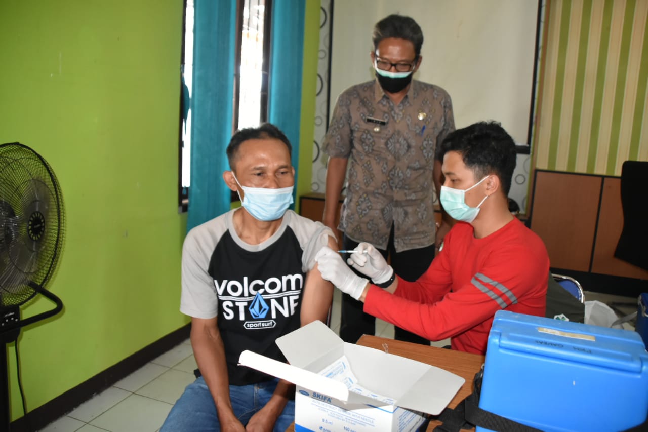warga ganeas di vaksin