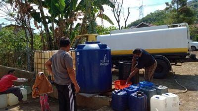 warga antri air bersih